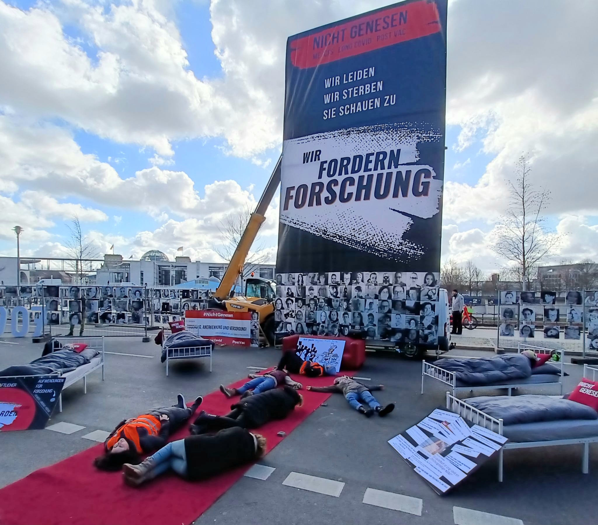 Aktion mit Großplakat „Wir fordern Forschung“ und Die-in vor dem Bundestag